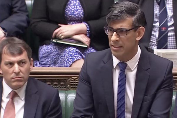 Thủ tướng Anh xin lỗi về bê bối truyền máu nhiễm bệnh