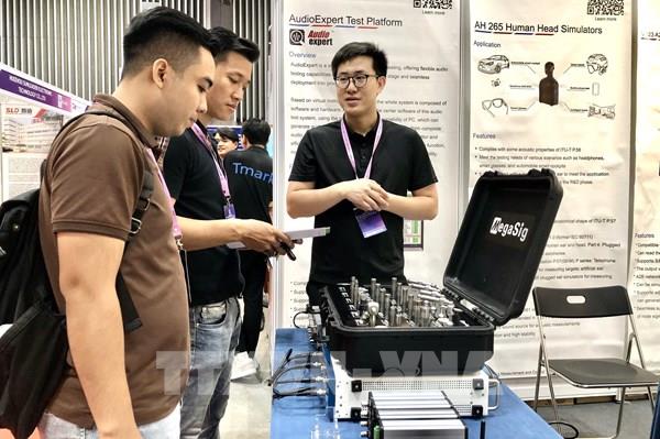 Khai mạc Triển lãm quốc tế Điện tử và Thiết bị thông minh Việt Nam