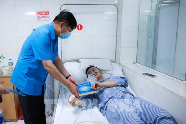 Vụ cháy tại Cầu Giấy: Công đoàn cùng nhiều đơn vị đến thăm, động viên và hỗ trợ các nạn nhân