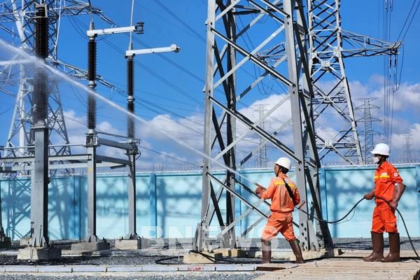 Đảm bảo truyền tải điện an toàn, liên tục dưới thời tiết nắng cháy, gió rát