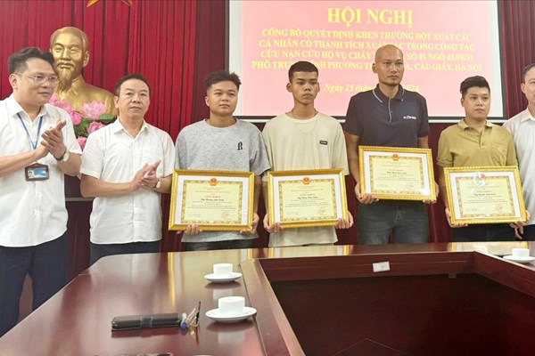 Khen thưởng đột xuất 4 công dân dũng cảm cứu người trong vụ cháy ở phố Trung Kính, Hà Nội
