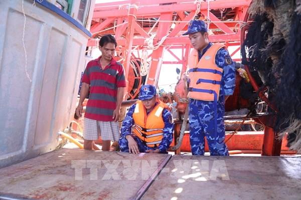 Bắt giữ 2 tàu chở 30.000 lít dầu Diesel không rõ nguồn gốc