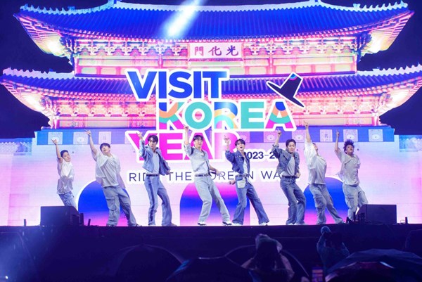 Dàn sao Hàn cùng hàng vạn tín đồ Hallyu khuynh đảo “Trung tâm Hàn Quốc mới tại Hà Nội”