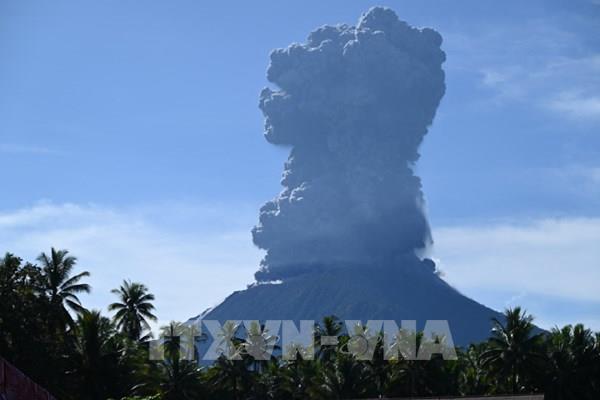 Indonesia: Núi lửa Ibu phun trào, tạo ra cột tro bụi cao 6km