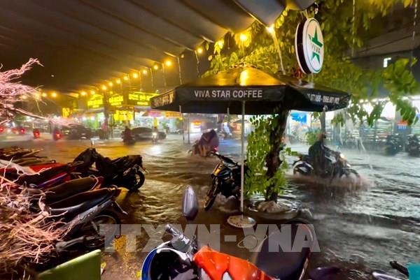 Tp Hồ Chí Minh ngập nặng nhiều tuyến đường sau cơn mưa như trút nước