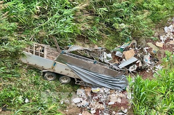 Lào Cai: Xe tải rơi xuống vực, ba người bị thương
