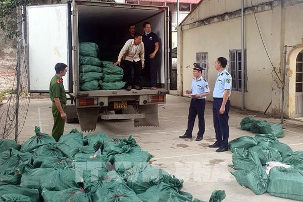 Phát hiện 7 tấn chân gà, móng giò đông lạnh không rõ nguồn gốc