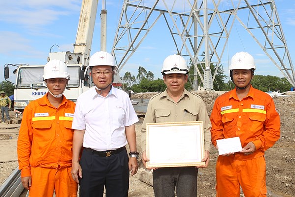 Khen thưởng đột xuất cho đơn vị tăng cường hoàn thành sớm dựng cột Dự án 500kV mạch 3