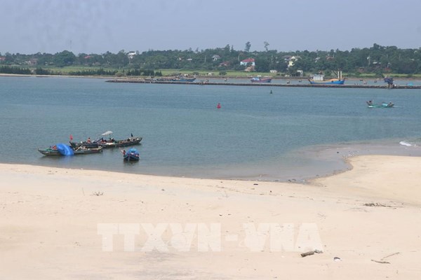 Cửa biển ở Quảng Ngãi bị bồi lấp khiến tàu thuyền khó ra vào
