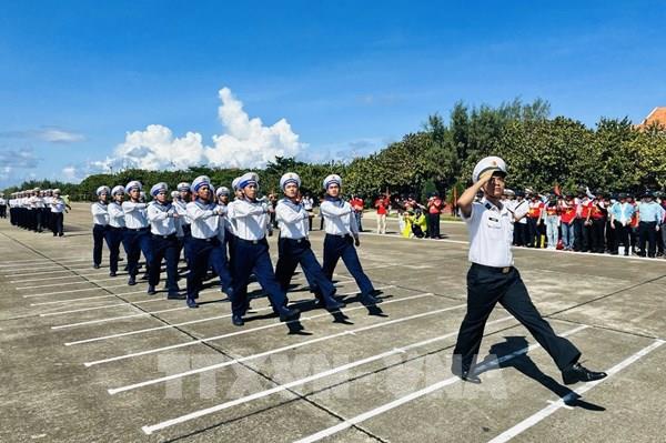Xúc động, linh thiêng lễ chào cờ và duyệt đội ngũ trên đảo Trường Sa