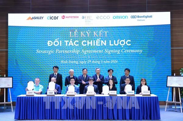 Trao chứng nhận kiểm định chất lượng đào tạo cho Trường Đại học Quốc tế miền Đông