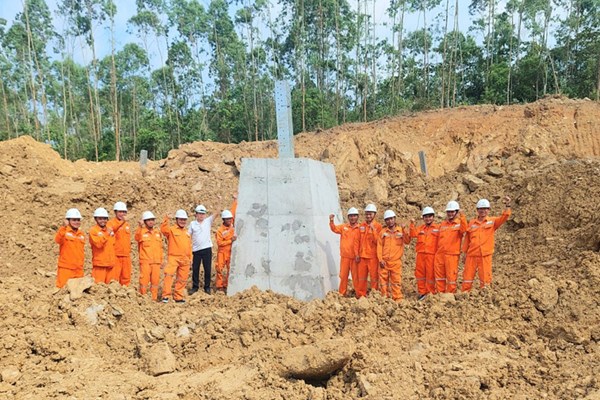 Hơn 1.500 kỹ sư công nhân điện lực “tiếp sức” cho Dự án đường dây 500kV mạch 3