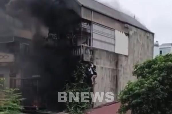 Cháy nhà dân kết hợp cho thuê trọ ở Hà Nội: 9 người được cứu thoát 