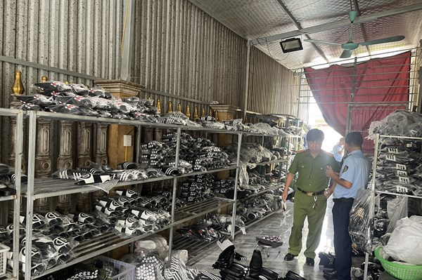 Thu giữ gần 1.000 đôi dép giả mạo nhãn hiệu, không rõ xuất xứ kinh doanh