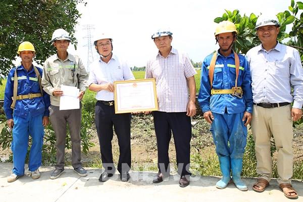 Khen thưởng các đơn vị hoàn thành gói thầu dựng cột đầu tiên Dự án Nam Định I – Phố Nối