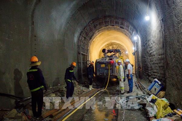 Thông hầm đường sắt Chí Thạnh sau 10 ngày xảy ra sự cố sạt lở