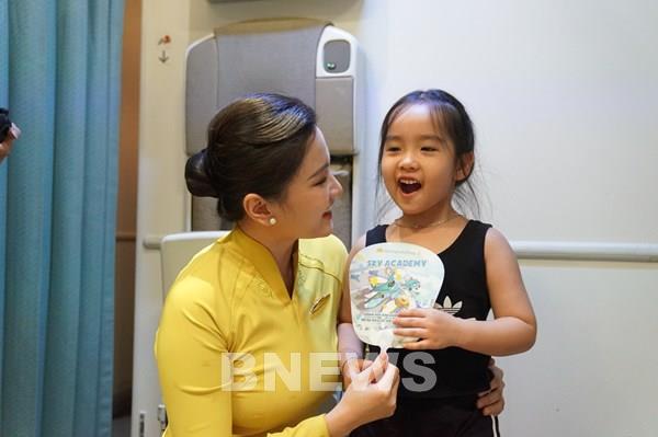 Hành khách nhí thích thú với quà 1/6 độc đáo của Vietnam Airlines