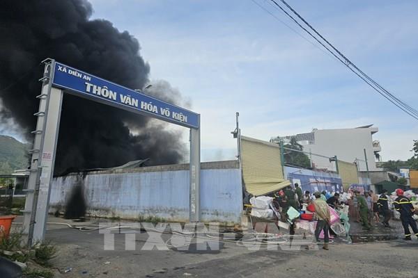 Hỏa hoạn thiêu rụi kho hàng 400m2 chứa đồ nhựa tại Khánh Hòa