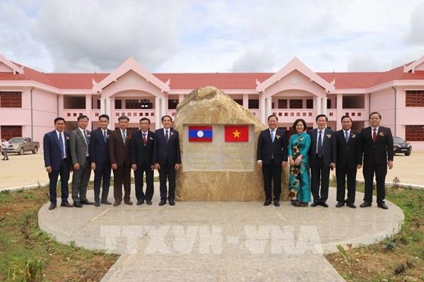 Việt Nam bàn giao dự án trường Trung học Phổ thông huyện Huamueng cho Lào