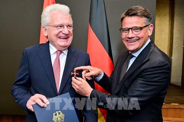 Thành viên Hội đồng trường Đại học Việt Đức nhận Huân chương cao quý của CHLB Đức