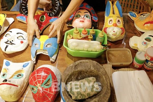 Mặt nạ giấy bồi, ký ức tuổi thơ xưa