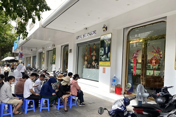 Người dân xếp hàng chờ mua vàng tại các ngân hàng