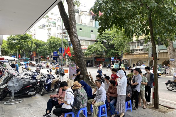 Người dân xếp hàng chờ mua vàng trong ngày đầu 4 ngân hàng  bán vàng miếng SJC