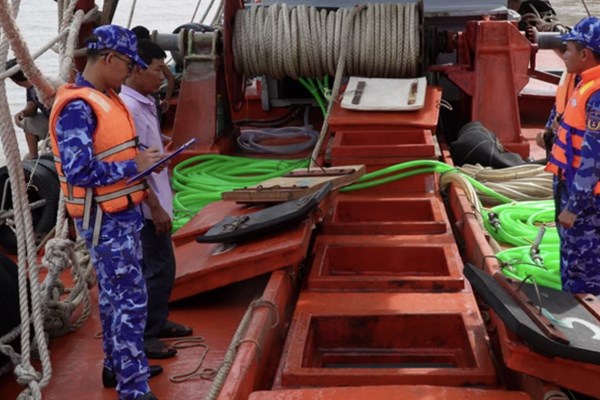 Bắt giữ tàu vận chuyển trái phép khoảng 200.000 lít dầu DO tại Cà Mau
