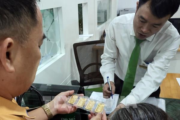 NHNN: Giá vàng thế giới đầy biến động, người dân cần thận trọng khi mua vàng