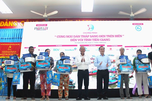 Agribank tiếp tục “Cùng ngư dân thắp sáng đèn trên biển” tại Tiền Giang