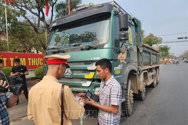 Nhiều người chưa tích hợp giấy tờ xe trên ứng dụng VNeID