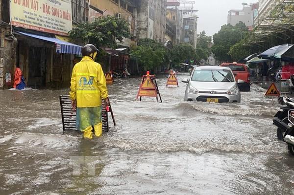 Hình ảnh nhiều tuyến phố Hà Nội bị ngập úng do mưa lớn