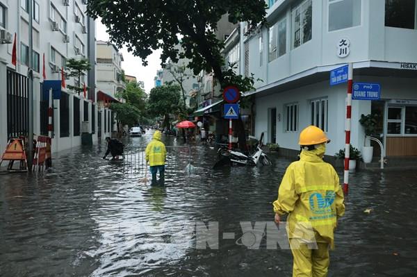 Hà Nội: Mưa lớn đầu giờ sáng, một số tuyến đường ngập úng, tắc đường cục bộ ​