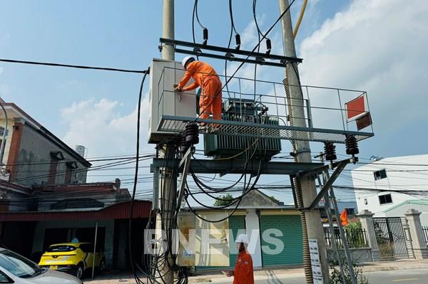 PC Hải Phòng làm việc với các khách hàng bán tổng về thực hiện giá bán điện