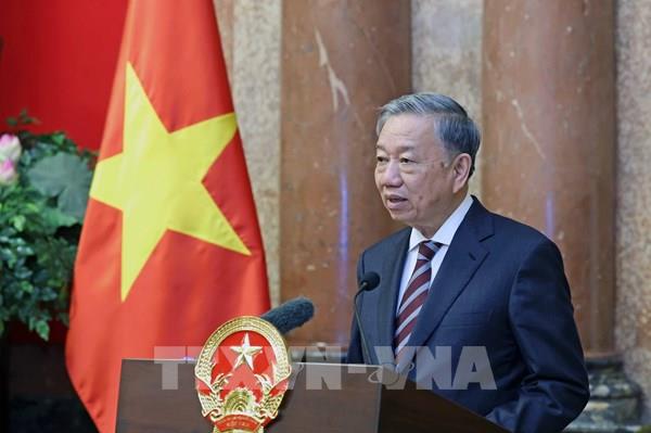 Chủ tịch nước Tô Lâm trao quyết định bổ nhiệm Phó Thủ tướng Chính phủ và Bộ trưởng Bộ Công an