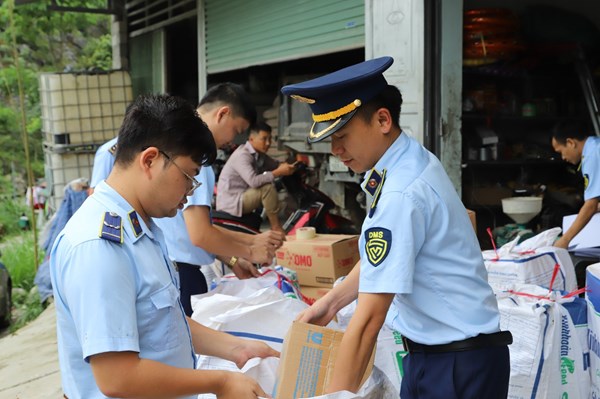 Phát hiện hơn 50.000 sản phẩm dầu gội, bột giặt, nước xả vải có dấu hiệu giả mạo 