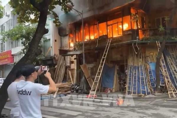 Cháy nhà dân kết hợp kinh doanh ở phố cổ