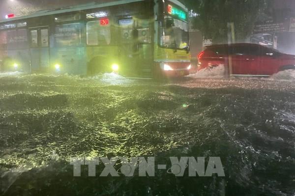 Mưa xối xả, nhiều tuyến phố Hà Nội lại ngập