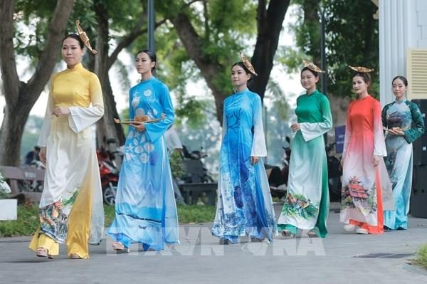 Vẻ đẹp tà áo dài Việt Nam tại Festival Nghệ thuật Quốc tế Huế 2024