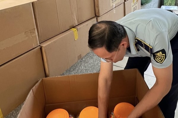 Tạm giữ trên 10.000 gói kẹo nghi nhập lậu tại Khu tổ hợp ga Ngọc Hồi