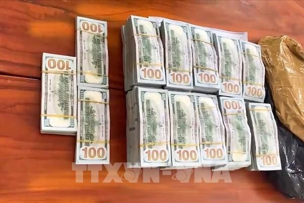 Bắt quả tang đối tượng vận chuyển trái phép hơn 530.000 USD qua biên giới