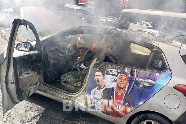 Hà Nội: Xe taxi đang lưu thông bất ngờ bốc cháy