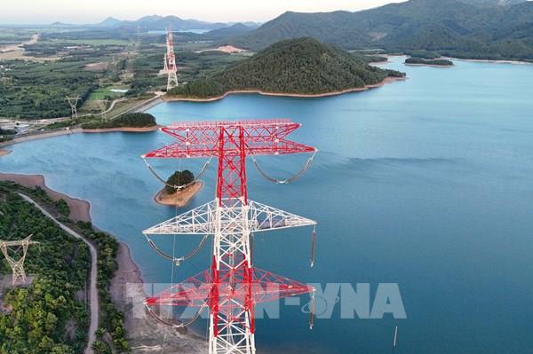 Vượt nắng gió thi công cột cao nhất đường dây 500 kV mạch 3