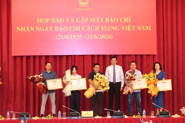 Ban Biên tập tin Kinh tế được nhận Bằng khen của Bộ trưởng Bộ Xây dựng