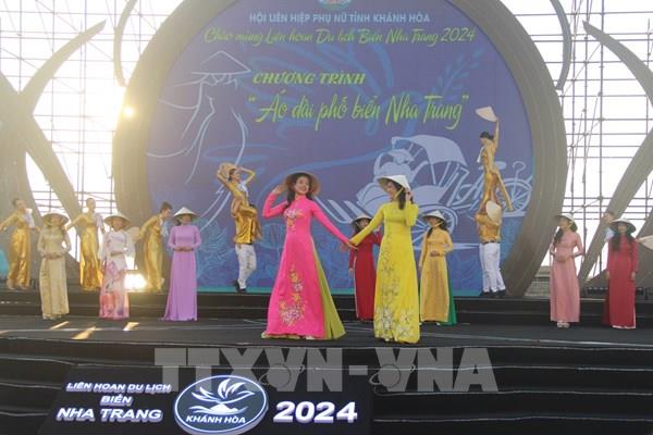 Khánh Hòa: Khoảng 1.500 tham gia chương trình “Áo dài phố biển Nha Trang”