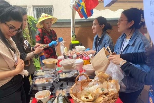 Sắc màu Việt Nam tại Hội chợ Thương mại - Ẩm thực ASEAN 2024