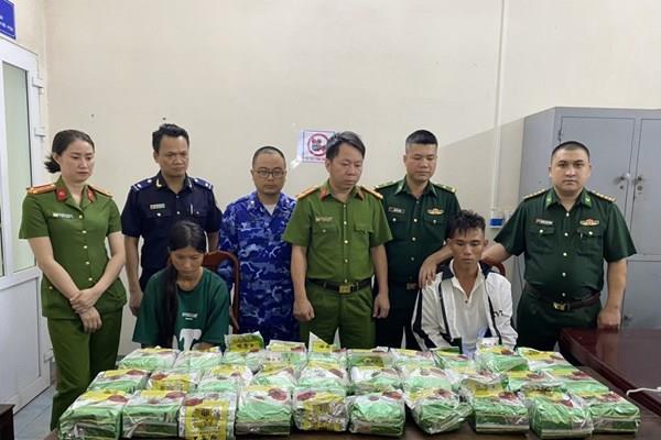 Bắt giữ vợ chồng người Mông vận chuyển 30kg ma túy