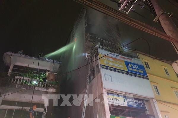 Cháy nhà ở kết hợp kinh doanh tại phố Định Công Hạ