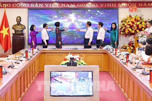 Trưởng Ban Tuyên giáo Trung ương bấm nút khai trương Chuyên trang của TTXVN về bảo vệ nền tảng tư tưởng của Đảng