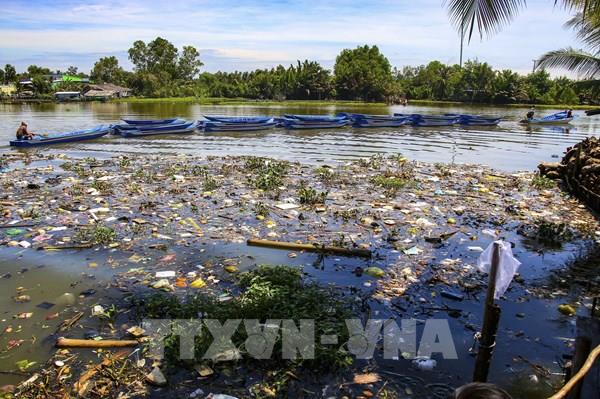 Rác thải gây ô nhiễm nghiêm trọng các dòng sông ở Đồng bằng sông Cửu Long